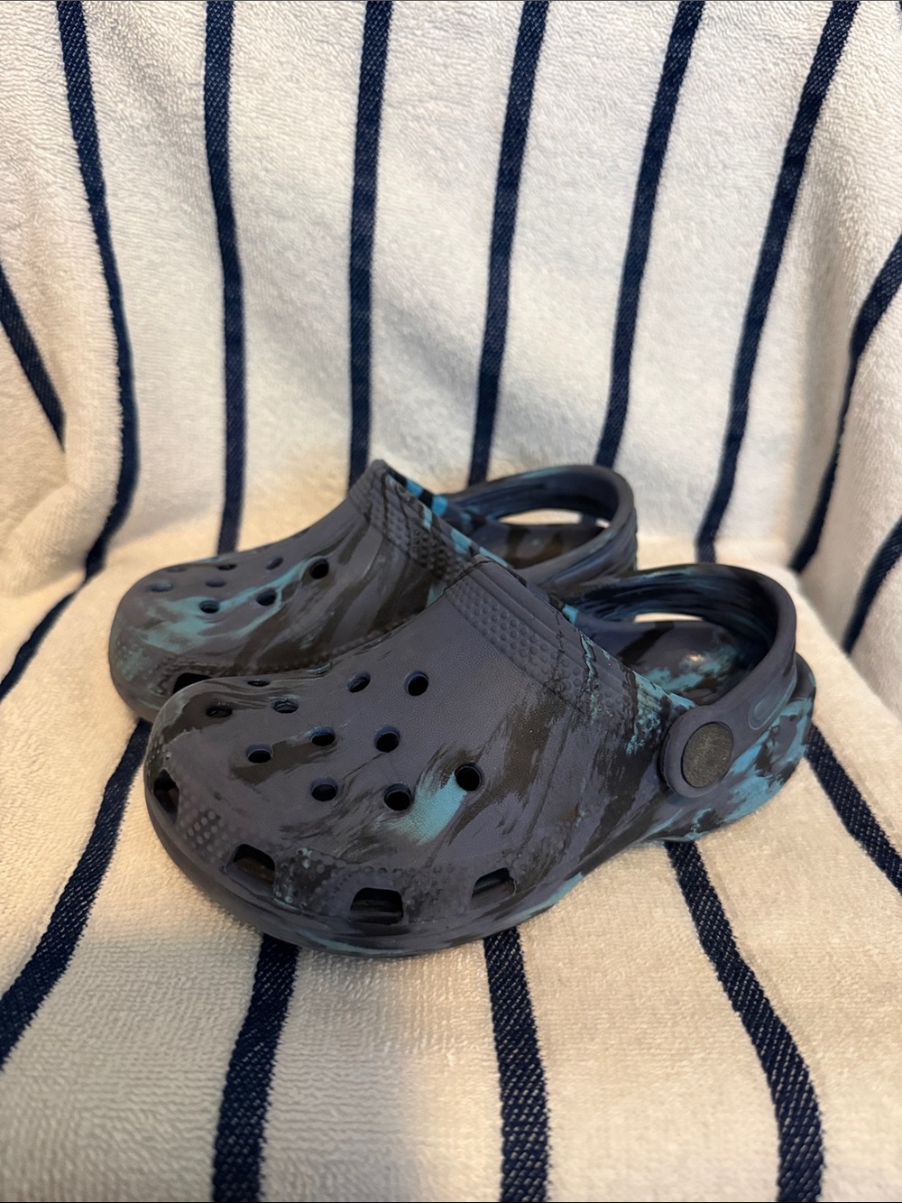 CROCS Kids Marbled Navy and Teal Clog